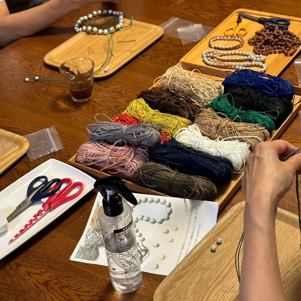 アクセサリー作りをしている風景