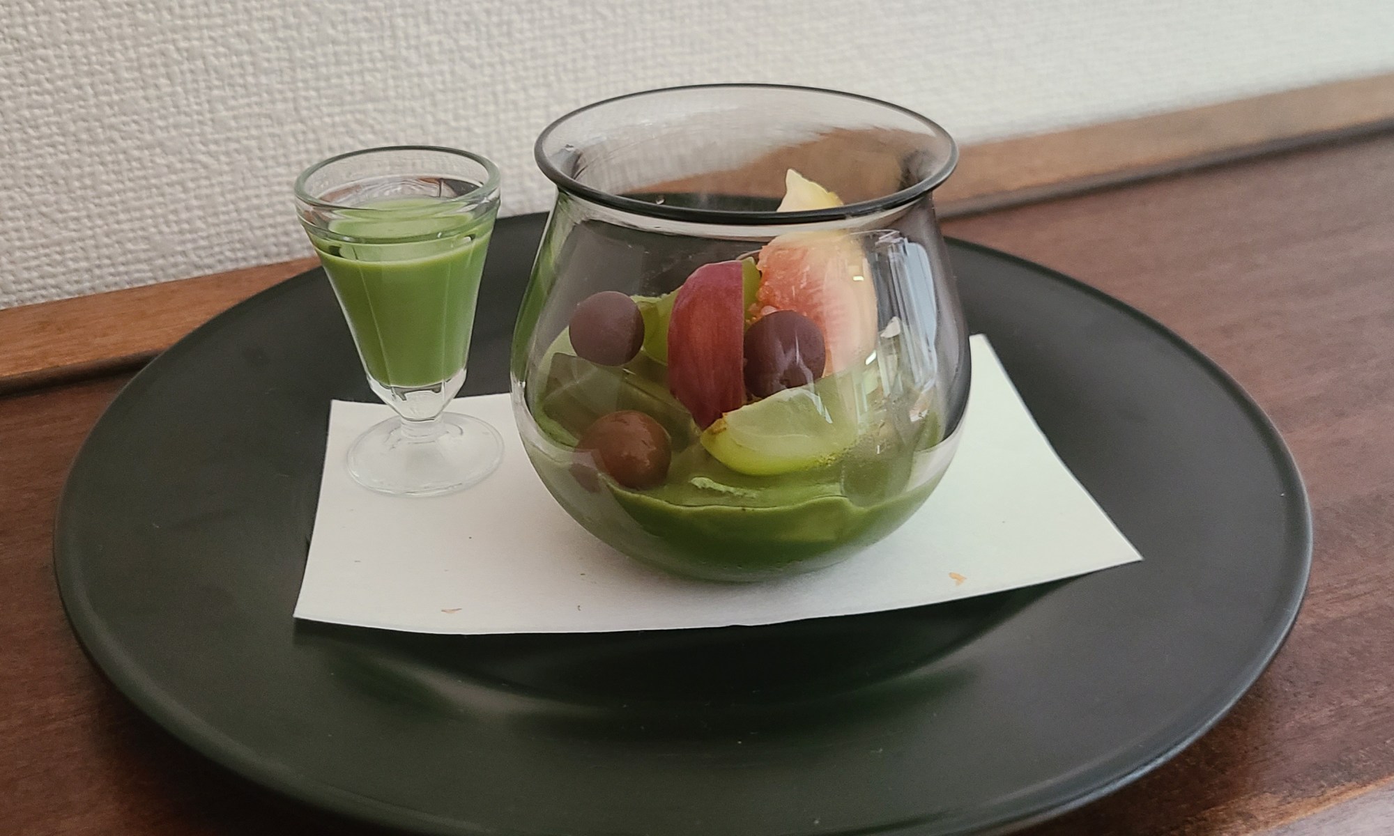 色付いたグラスにムース、ゼリー、果実にソースをかけている様