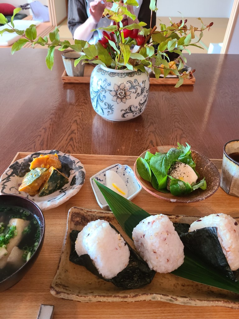 木のトレイに盛り付けられた季節のお料理たち