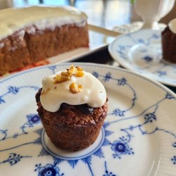 カップ型の焼き菓子の上にクリームとナッツがトッピング