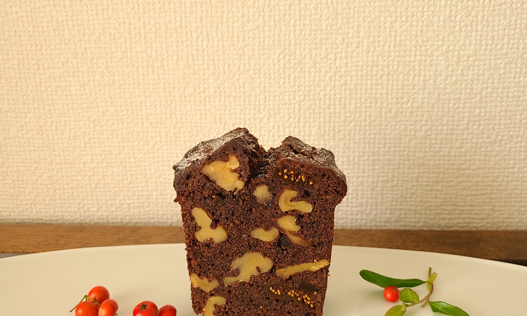 白皿の上に。胡桃と無花果入ったパウンドケーキのカットしたものが。