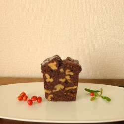 白皿の上に。胡桃と無花果入ったパウンドケーキのカットしたものが。