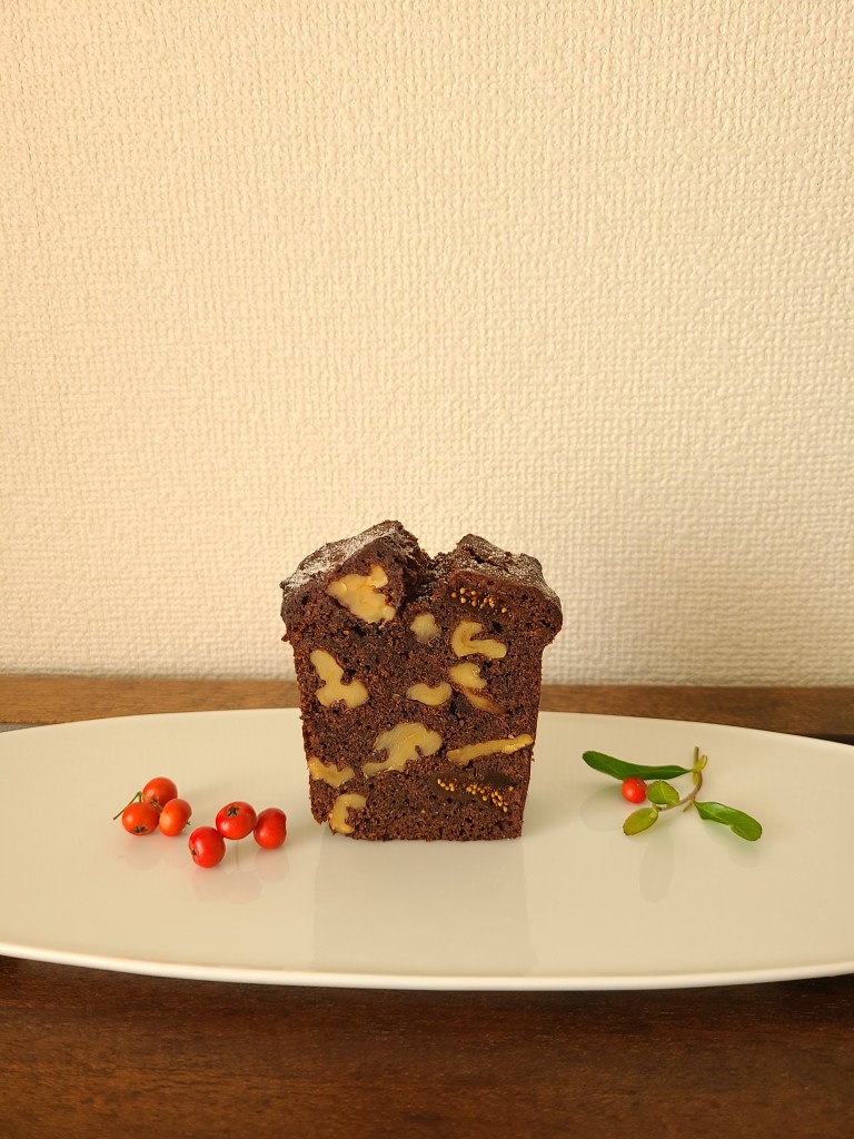 白皿の上に。胡桃と無花果入ったパウンドケーキのカットしたものが。