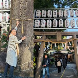 奉られた大木を抱えている