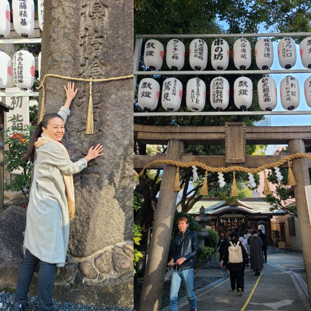 奉られた大木を抱えている