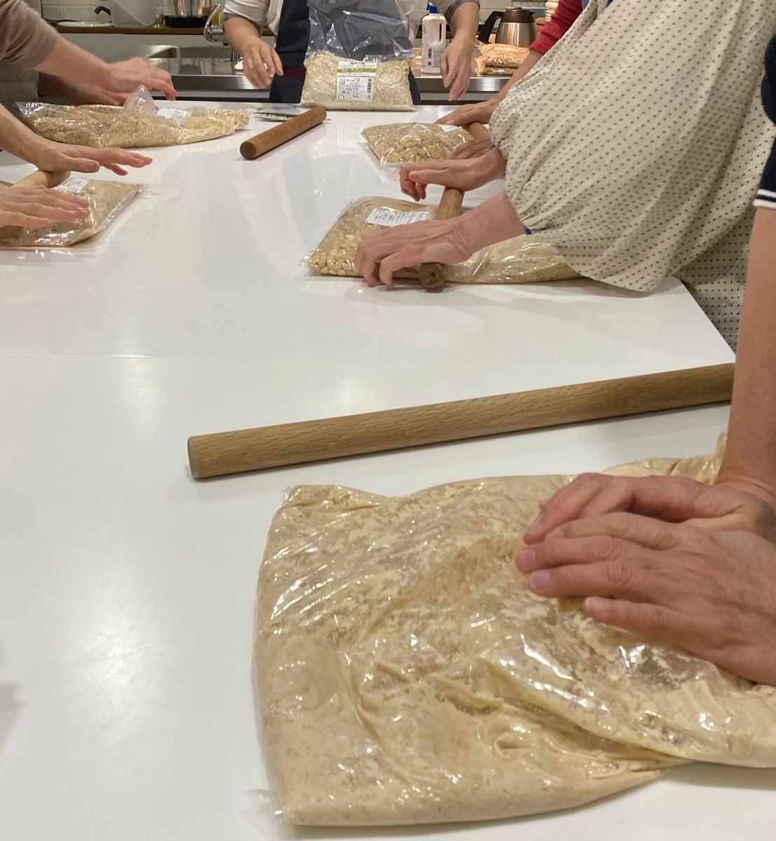 味噌作り風景、大豆を潰す作業