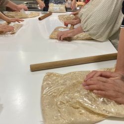 味噌作り風景、大豆を潰す作業