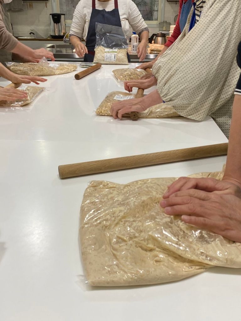 味噌作り風景、大豆を潰す作業