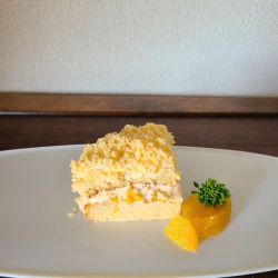 白皿の上にカットしたミモザケーキとオレンジを盛り付け