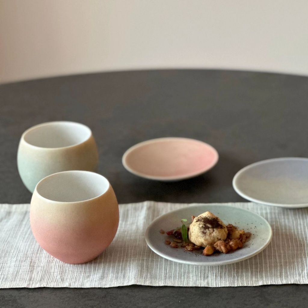 菓子と共に湯呑みと円皿が並んでいる