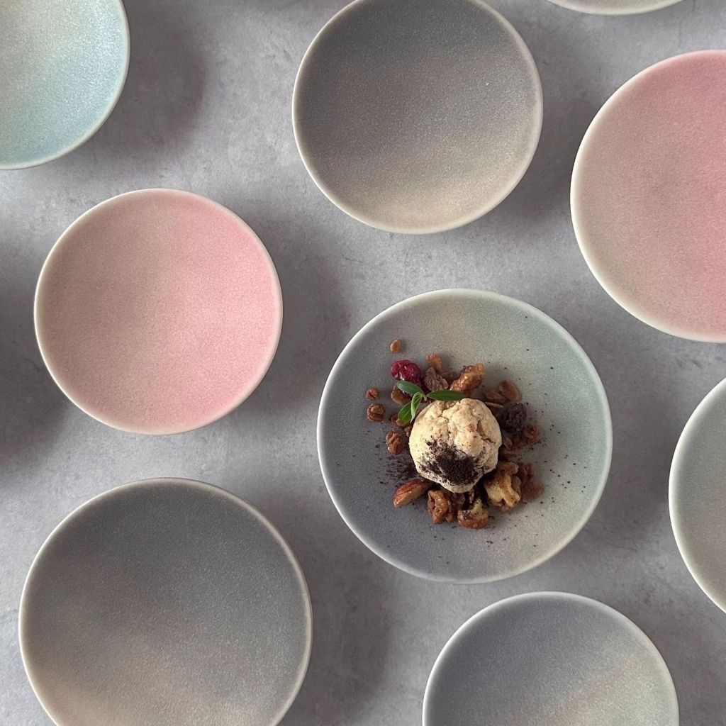 優しい漆の色の可愛い円皿と菓子が並んでいる