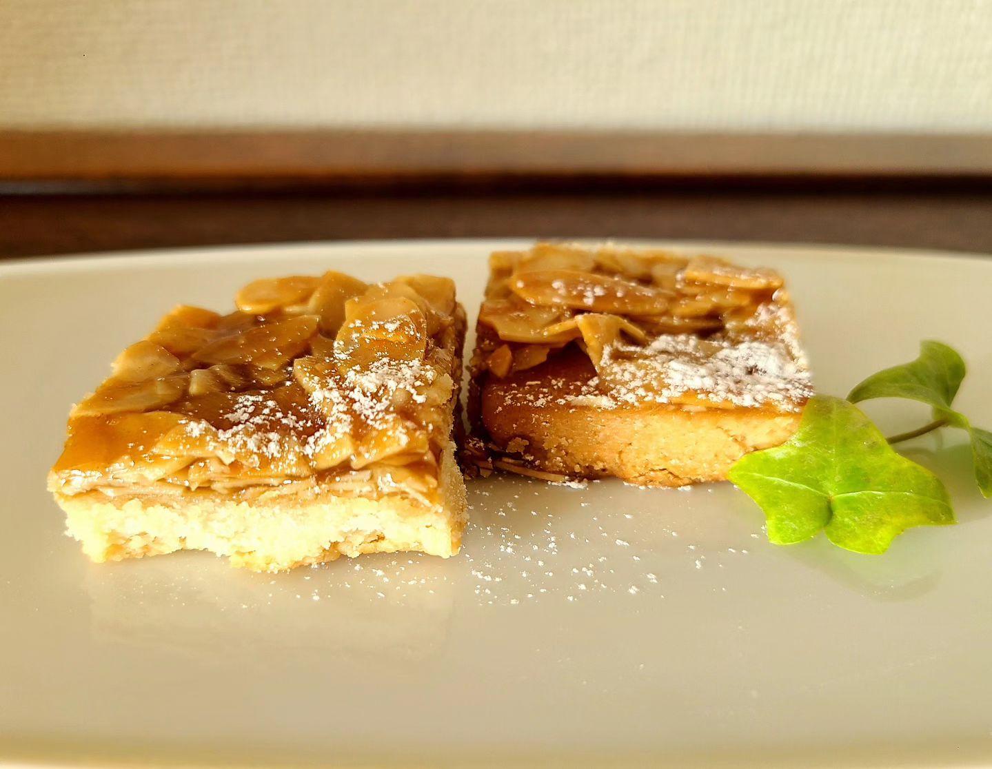 白皿の上にカットされたフロランタンが2つ