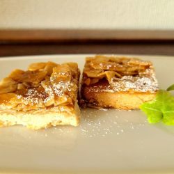 白皿の上にカットされたフロランタンが2つ