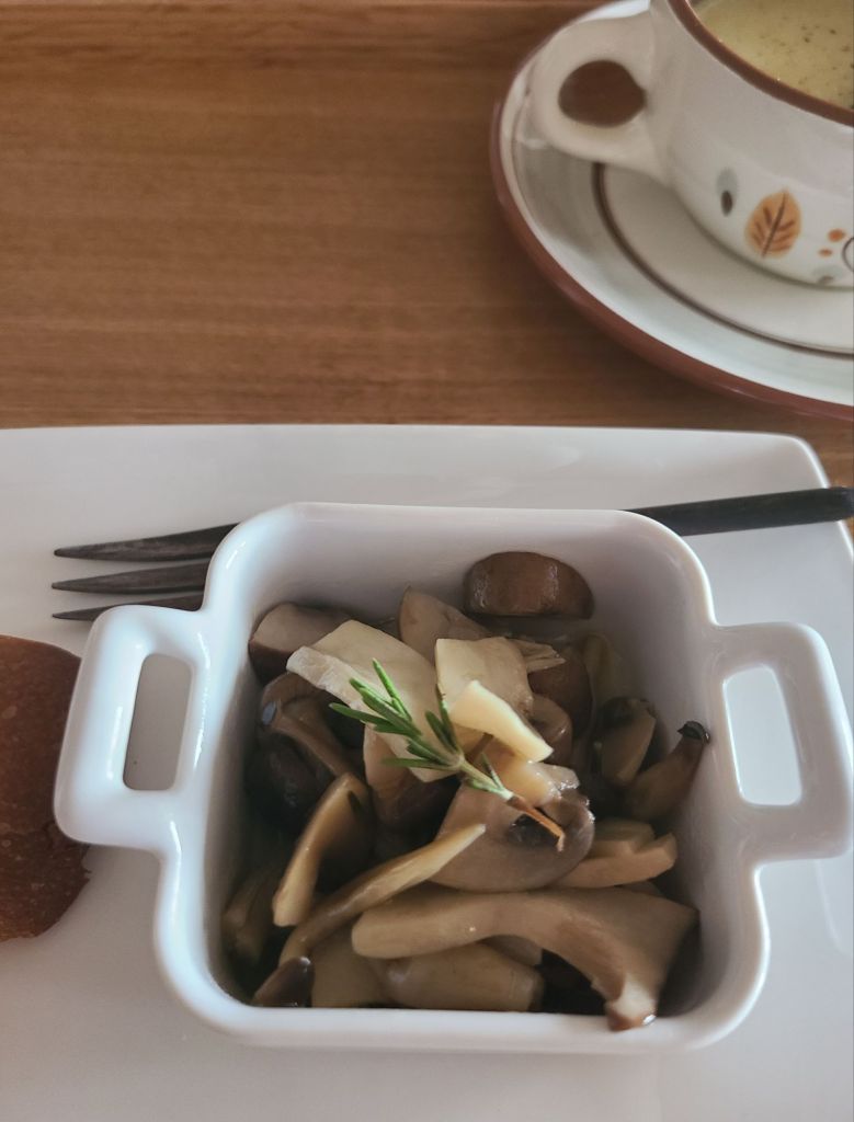 スクエアーの白器にオイル煮の茸を盛り付け