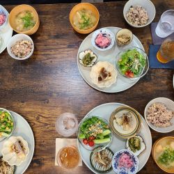 テーブルの上に沢山のお料理が盛り付けられたプレートが並んでいる