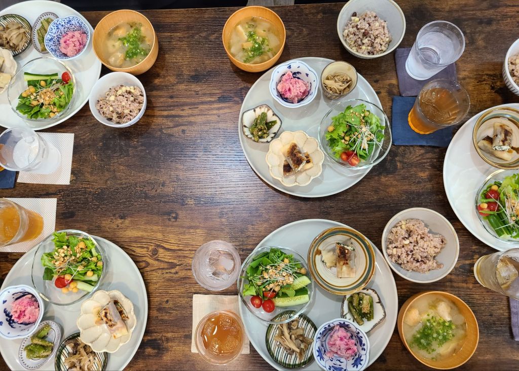 テーブルの上に沢山のお料理が盛り付けられたプレートが並んでいる