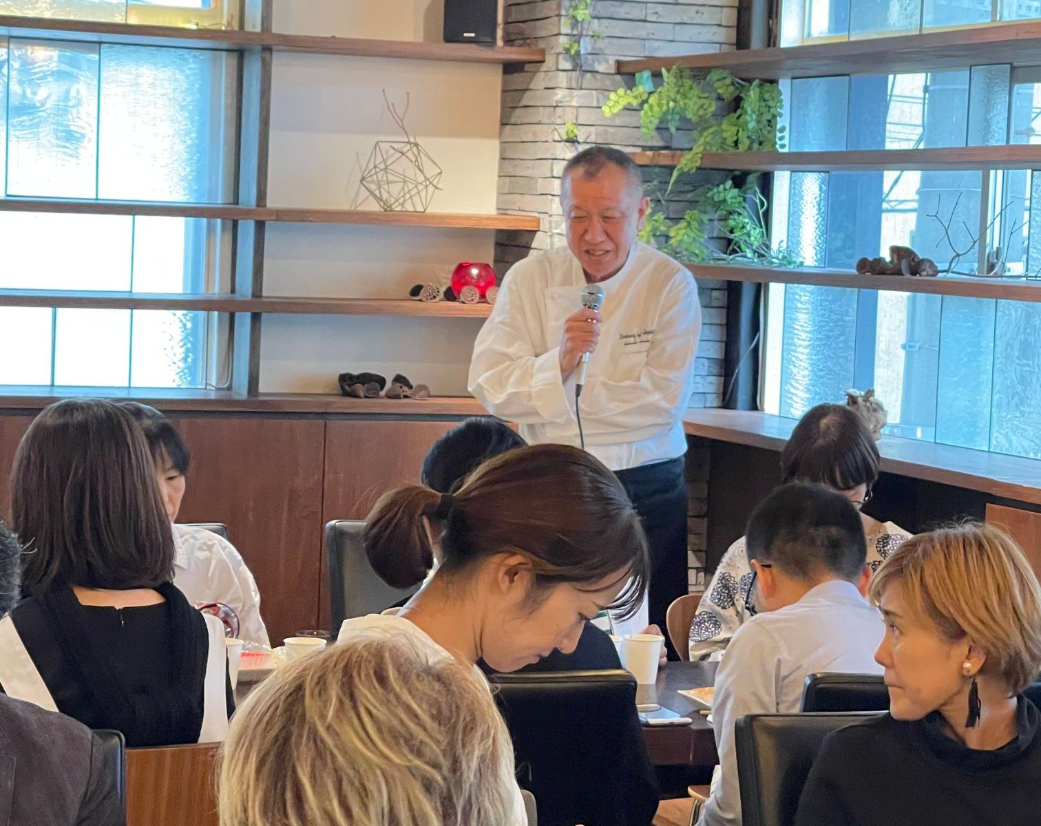 シェフがコック服を着てお話をしている