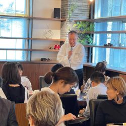 シェフがコック服を着てお話をしている