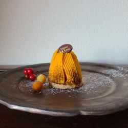 お皿の上に南瓜のモンブランが1つ
