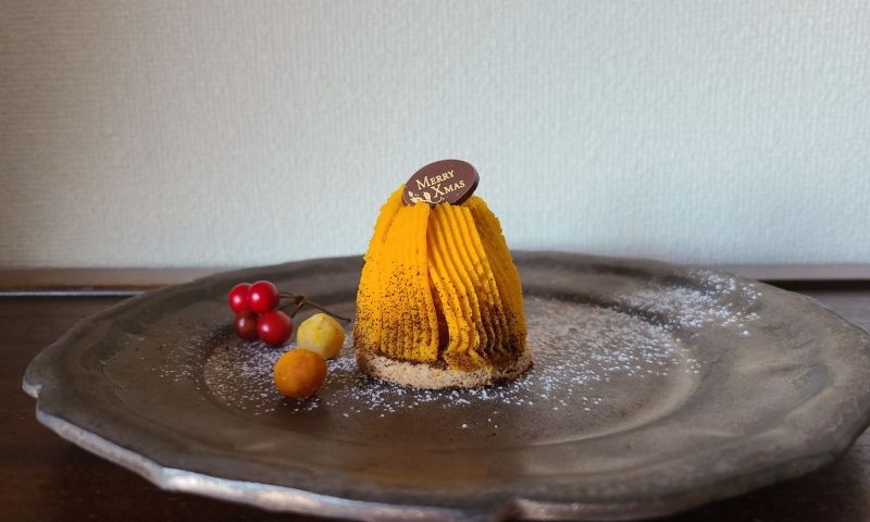 お皿の上に南瓜のモンブランが1つ