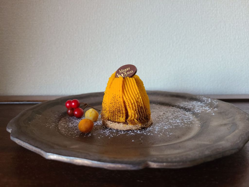 お皿の上に南瓜のモンブランが1つ