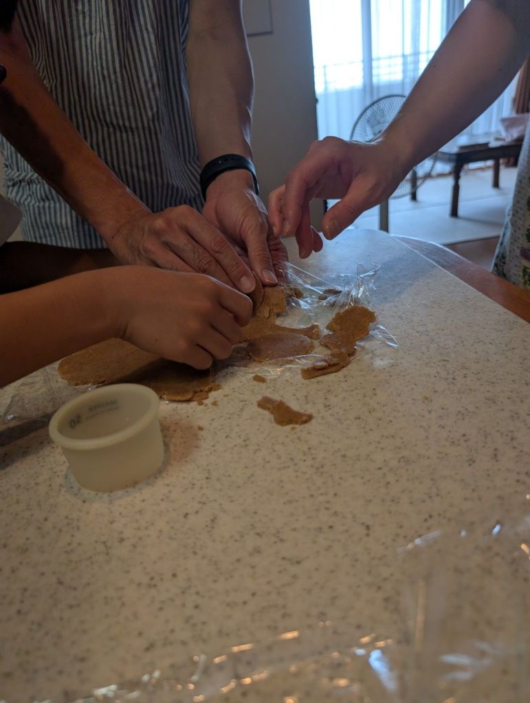 親子3人で菓子作りをしている手