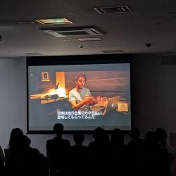 大きなスクリーン上映参加者の方々が鑑賞