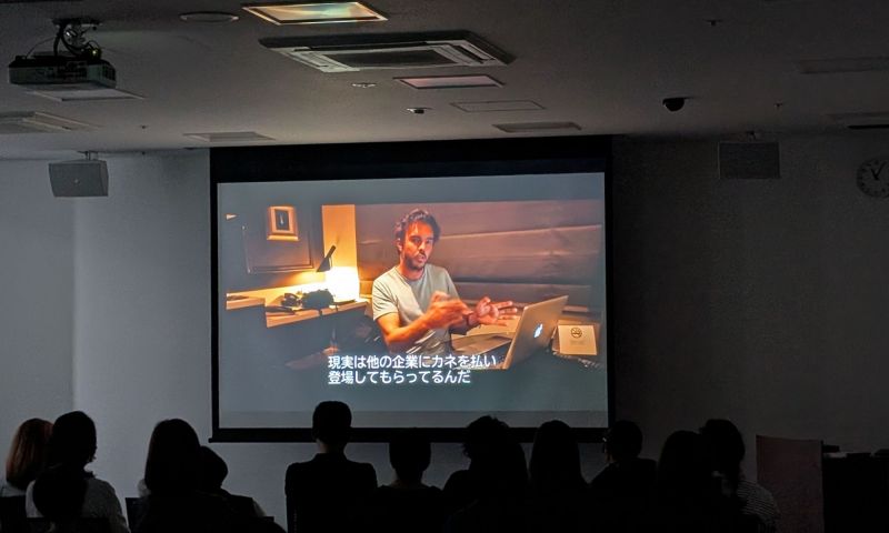 大きなスクリーン上映参加者の方々が鑑賞
